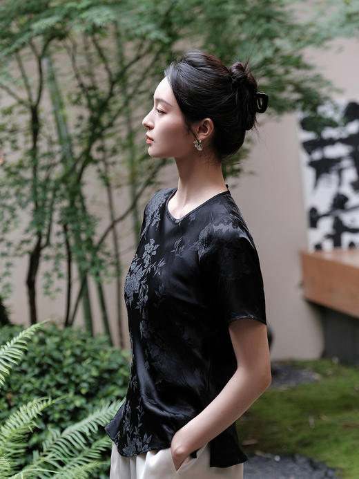 盛唐婧| 新中式圆领斜裁牡丹花修身上衣-黑色[特价品] 商品图4