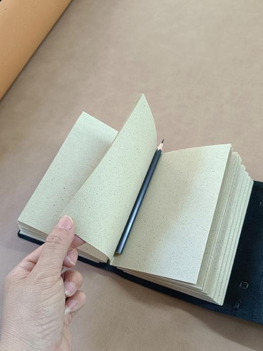 【现货】原创手工牛皮背包笔记本 / 樟木扣手工牛皮笔记本 包包 文创 广西师范大学出版社 商品图9