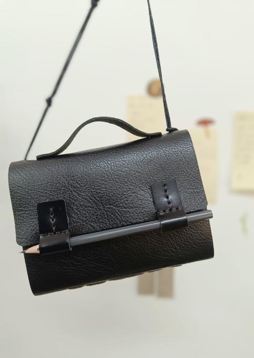 【现货】原创手工牛皮背包笔记本 / 樟木扣手工牛皮笔记本 包包 文创 广西师范大学出版社 商品图6