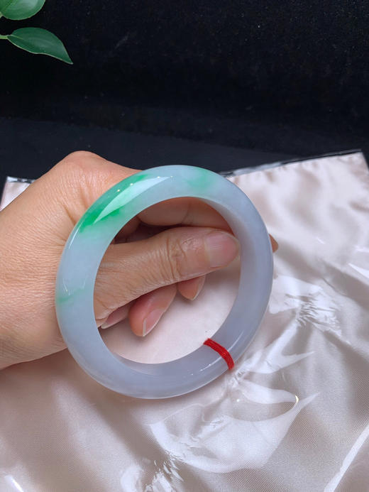 612930，60.8飘阳绿大圈手镯，清新白底青、干净底子细腻，飘阳绿 商品图5
