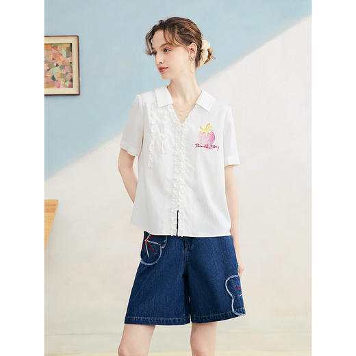 两三事 草莓软糖 2025夏季新款可爱草莓印花木耳边拼接短袖衬衫女 商品图1