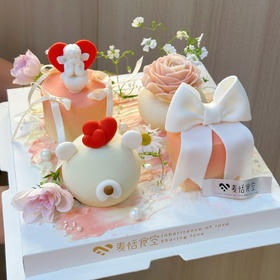 520法甜4拼，需自提（天使款是香草慕斯和甜杏夹心；豆沙花款是芝士香草慕斯和卡曼橘冻夹心；小熊款是酸奶慕斯和奥利奥饼干夹心；蝴蝶结款是草莓慕斯和树莓冻夹心）