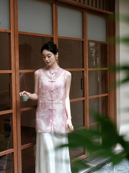 盛唐婧| 新中式立领真丝剪花绡对襟长马甲背心-粉色 商品图0