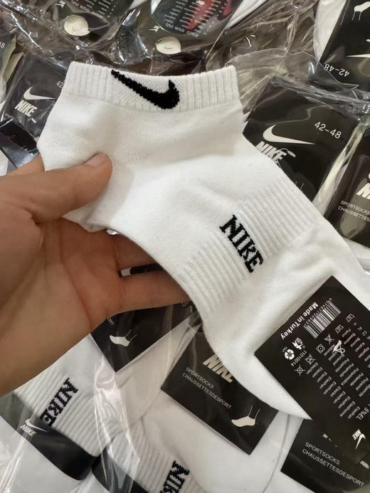 贸易公司清货，只有500组，原单耐克短筒袜，高克重高密度，保持双脚持久的干爽！
高品质的，低价格
85％棉，10％晴纶，5％氨纶。
适合42-48脚穿。特价79一组十双 商品图2