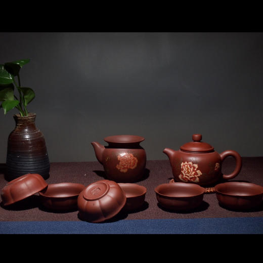 【样品清仓4.5折，仅1套，无货退款】玄雕窑原矿紫砂壶全手工名家陈东铸花鸟半浮雕系列国色天香紫砂套组（1壶1海6杯） 商品图0