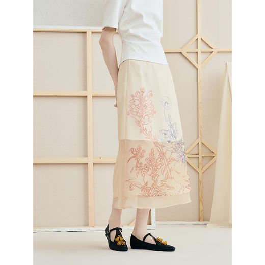 两三事 雾色渐隐 2025夏季新款优雅印花透视欧根纱高腰半身裙 商品图3