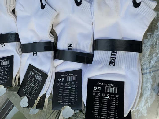 贸易公司清货，只有500组，原单耐克短筒袜，高克重高密度，保持双脚持久的干爽！
高品质的，低价格
85％棉，10％晴纶，5％氨纶。
适合42-48脚穿。特价79一组十双 商品图10