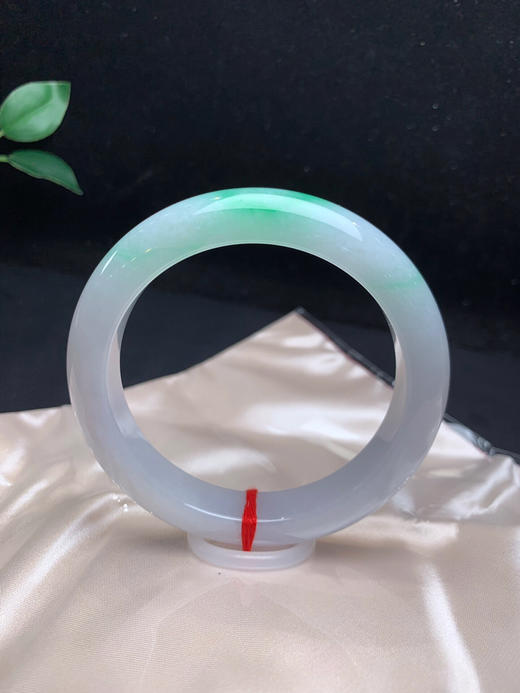 612930，60.8飘阳绿大圈手镯，清新白底青、干净底子细腻，飘阳绿 商品图4