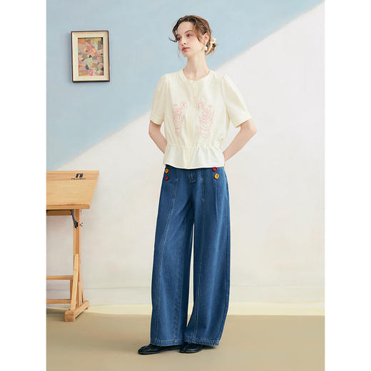 两三事 季风絮语 2025夏季新款休闲彩色手钩花纽扣阔腿牛仔裤女 商品图2