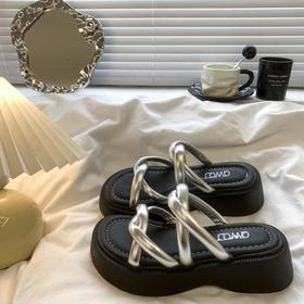 2025夏银色高级感厚底拖鞋女夏外穿新款时尚百搭配裙子沙滩绝美凉拖