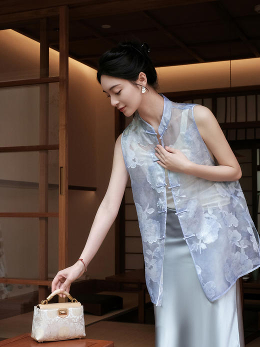 盛唐婧| 新中式立领真丝剪花绡对襟长马甲背心-蓝色 商品图1