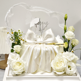 超出片的鲜花蝴蝶结蛋糕