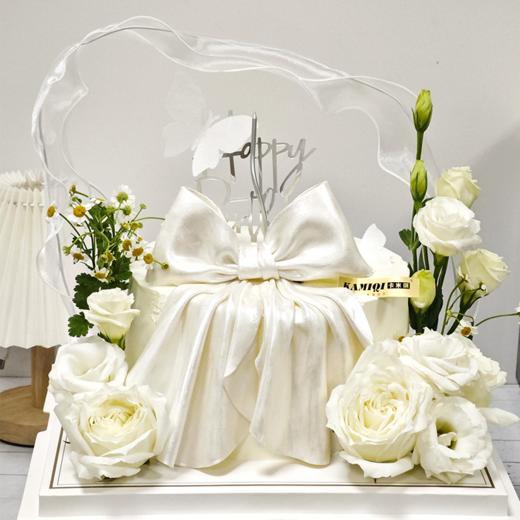 超出片的鲜花蝴蝶结蛋糕 商品图0