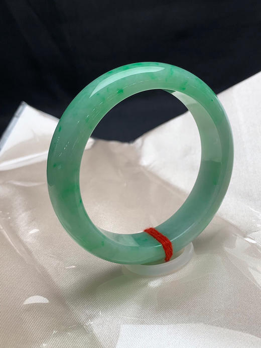 612935，56.5圈口，满绿正圈平安镯，绿底色飘阳绿花，底子细腻，有一小处白棉，一条竖纹，不扣手，颜色好 商品图1