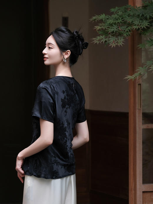 盛唐婧| 新中式圆领斜裁牡丹花修身上衣-黑色[特价品] 商品图5