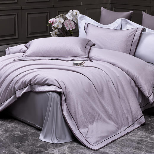 多喜爱 60S全棉色织提花四件套 夏慕/谜语/尤希hl【60S长绒棉】 【轻奢礼箱】【三方拼边设计】【宽边枕袋】【精美刺绣】轻奢品质 柔润丝光 质感柔滑 莹亮光泽 花型立体 商品图3