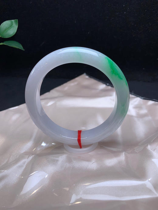 612930，60.8飘阳绿大圈手镯，清新白底青、干净底子细腻，飘阳绿 商品图3