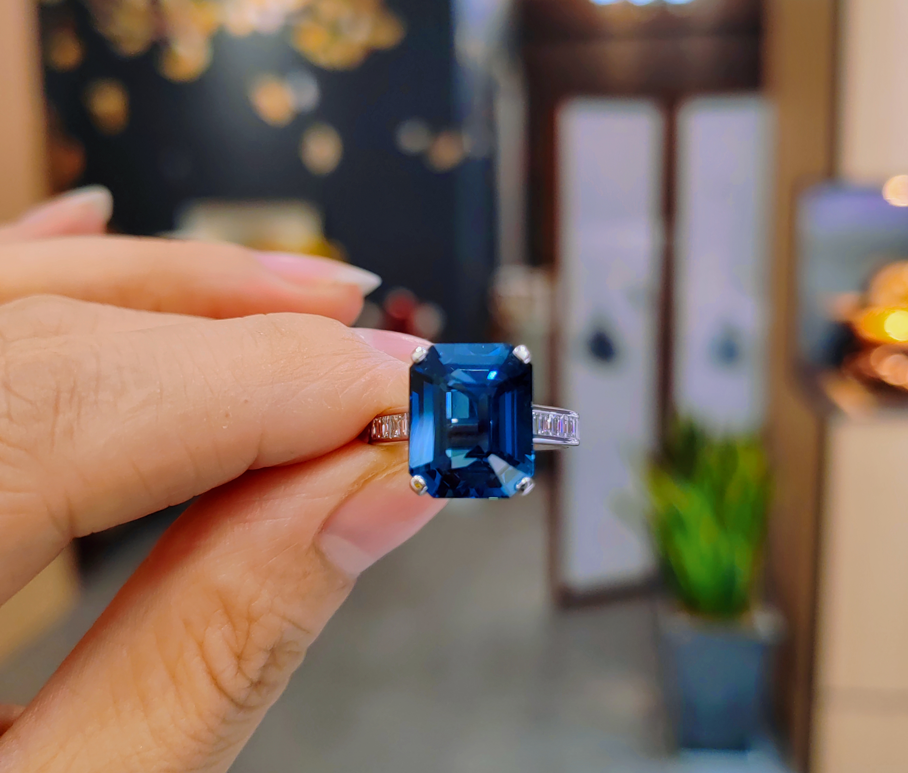 6克拉英伦调皇家蓝白金钻石戒指