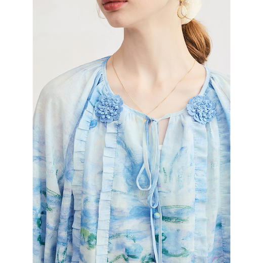 两三事雪吻回声2025夏季新款小清新印花立体花朵绑带雪纺衫女宽松 商品图2