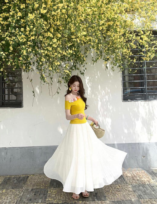 【GZ】无忧购【秘密花园】温柔收腰显瘦斜肩立体花朵小衫+风琴褶白月光纱裙套装9121-5（截单后3-5天发货) 商品图3