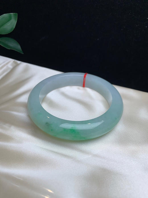 612926，57.5飘绿正圈手镯，底妆特别细腻，一大截带绿底，清新干净，底妆很细 商品图1