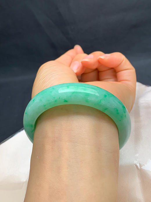 612935，56.5圈口，满绿正圈平安镯，绿底色飘阳绿花，底子细腻，有一小处白棉，一条竖纹，不扣手，颜色好 商品图5