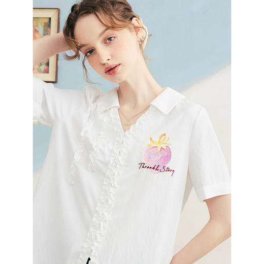 两三事 草莓软糖 2025夏季新款可爱草莓印花木耳边拼接短袖衬衫女 商品图2