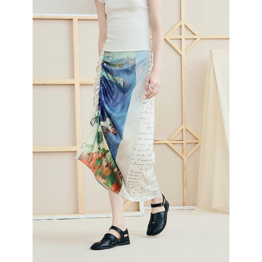 两三事 雾蓝香颂 2025夏季新款复古抽绳印花不对称高腰半身裙 商品图1