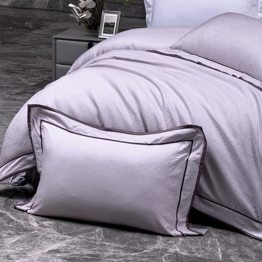 多喜爱 60S全棉色织提花四件套 夏慕/谜语/尤希hl【60S长绒棉】 【轻奢礼箱】【三方拼边设计】【宽边枕袋】【精美刺绣】轻奢品质 柔润丝光 质感柔滑 莹亮光泽 花型立体 商品图4