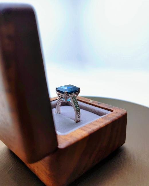 6克拉英伦调皇家蓝白金钻石戒指 商品图5