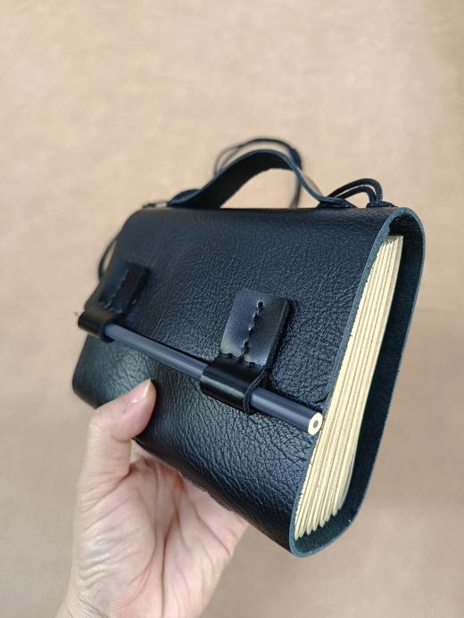 【现货】原创手工牛皮背包笔记本 / 樟木扣手工牛皮笔记本 包包 文创 广西师范大学出版社 商品图7