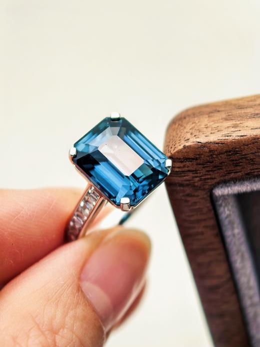 6克拉英伦调皇家蓝白金钻石戒指 商品图2