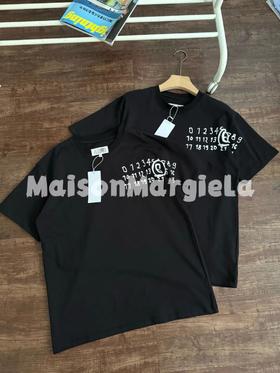 马吉拉新款草写字母拼接短袖T恤