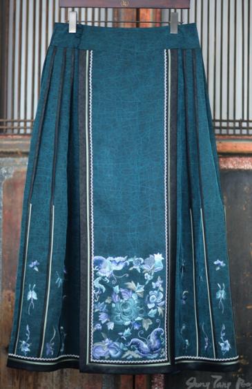 盛唐牡丹| 真丝龟纹香云纱三蓝绣马面裙 商品图0