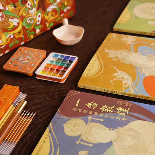 《一念敦煌》壁画线稿描摹本·礼盒精装版， 赠超值赠品： 1.24色珠光水彩。 2.60ml金墨（配墨蝶）。 3.1支描金笔（附5支替换芯）。 4.3支勾线毛笔。 5.8张八开描摹卡+8张32开描摹卡。 商品图3