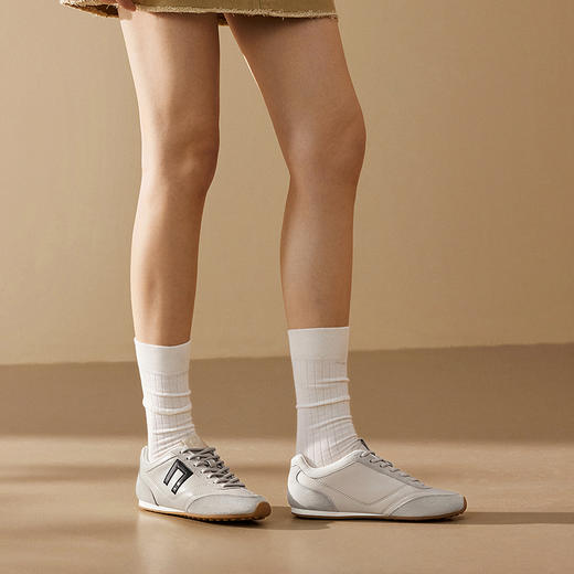 千百度羊皮时尚休闲鞋女款薄底多彩德训鞋舒适跑步鞋A25185301 商品图1