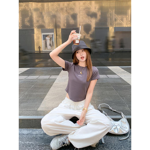 <曾小咸推荐>新品现货秒杀！卖完下架不再补 ！微信粉丝打折价！！2色简约正肩短袖t恤 日常89.99/件 立减40 秒杀49.99/件！！ 商品图4