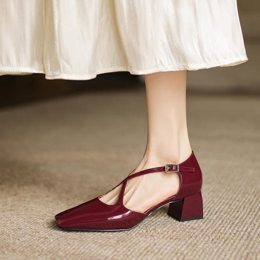 阿么手工女鞋粗跟漆皮凉鞋2025新款夏季交叉带法式中跟鞋子4.8CM 商品图4