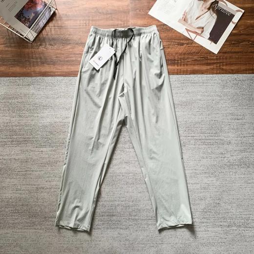 LULU男士LAB系列可收纳速干直筒腰带松紧反光印花长裤 此款设计右口袋带拉链,左口袋无拉链。 商品图2