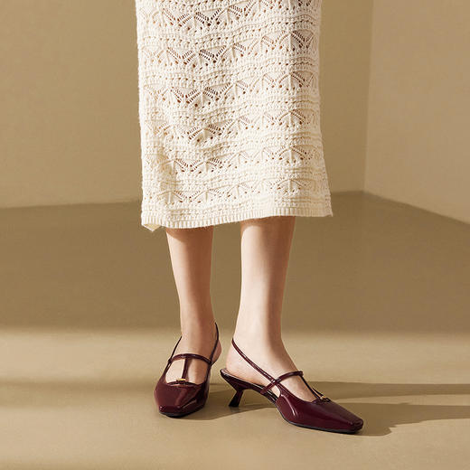 千百度银色法式高跟时装凉鞋女细跟方头通勤包头凉鞋A25284403 商品图1