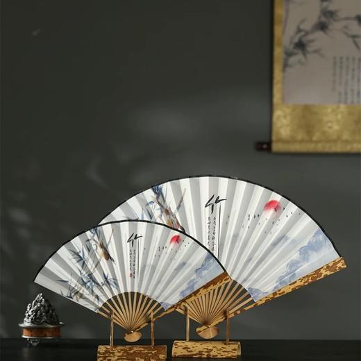 扇子 紫竹为骨缎面织锦 一扇藏尽东方美学  经典折扇 竹节为柄 萱草摇曳 花瓣流芳 商品图1