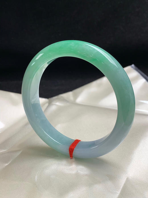 612951，58圈口，飘绿正圈平安镯，底子细腻有水头，半截绿色 商品图2