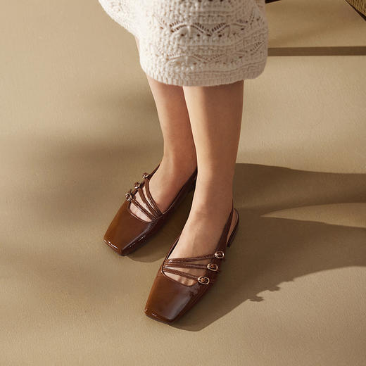 【静音系列】千百度牛漆皮低跟时装凉鞋女后空凉鞋A25285108 商品图2