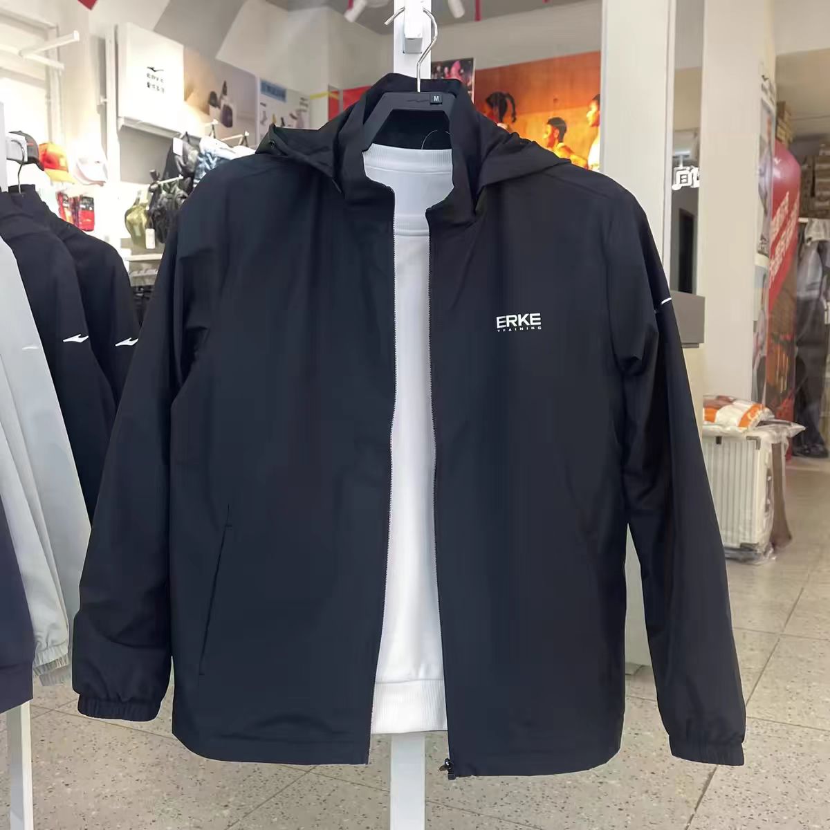 鸿星尔克男风衣