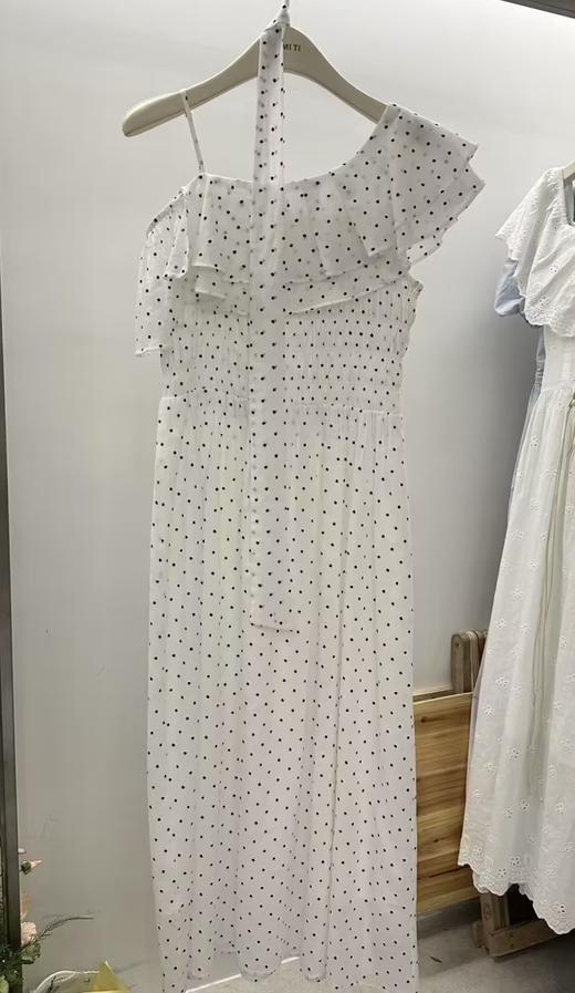 【门店同款】ENJOY夏季“悠然之境”波点斜肩连衣裙 162443541 商品图0