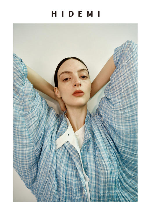HIDEMI 度假系列色织海水蓝格纹清透感斜门襟设计压褶立领防晒款超薄外套衬衫套装 上衣/阔腿裤 商品图11