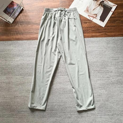 LULU男士LAB系列可收纳速干直筒腰带松紧反光印花长裤 此款设计右口袋带拉链,左口袋无拉链。 商品图3