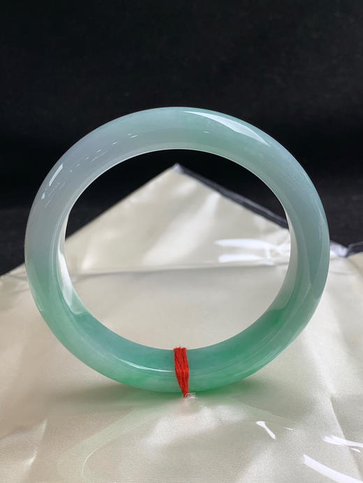 612951，58圈口，飘绿正圈平安镯，底子细腻有水头，半截绿色 商品图3