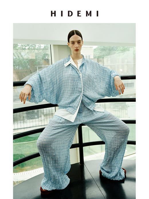 HIDEMI 度假系列色织海水蓝格纹清透感斜门襟设计压褶立领防晒款超薄外套衬衫套装 上衣/阔腿裤 商品图8