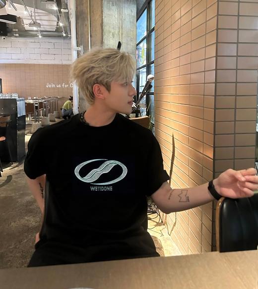 点此购买 WELLDONE夏季男女款字母印花LOGO蓝色水钻高街短袖T恤 md 318558 商品图2